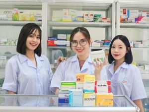 Nhiều trường Cao đẳng hiện triển khai chương trình liên thông Trung cấp Dược lên Cao đẳng với lịch học linh hoạt, phù hợp cho người vừa học vừa làm
